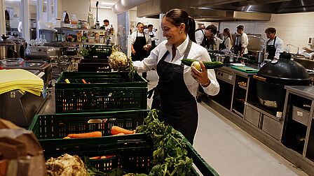 een student zoekt producten uit om mee te koken