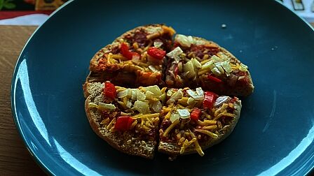 Vegetarische pizza op een bord, gemaakt door leerlingen van Aeres VMBO Nijkerk