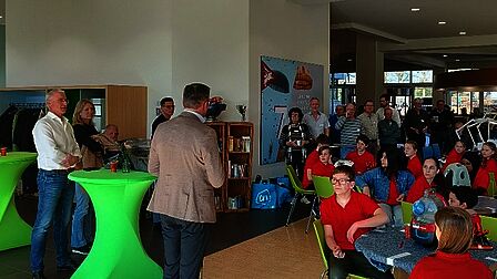 Repair Cafe Raadhuis Ede met wethouder Arnold Versteeg en 22 leerlingen van het Marnix College
