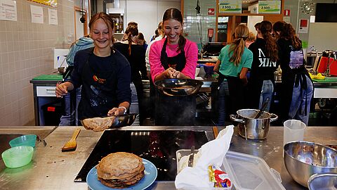 Leerlingen van het VMBO Nijkerk bakken pannenkoeken met gered voedsel. 