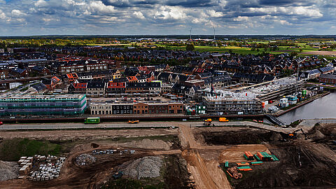 Luchtfoto van een woningbouwproject in Veenendaal. 