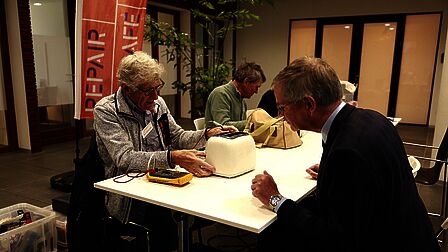 Repair Cafe Raadhuis Veenendaal met wethouder Marco Verloop. Hij heeft zijn broodrooster ingelevert voor reparatie. 