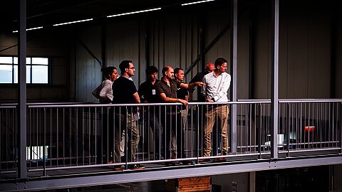De aanwezigen krijgen een rondleiding bij ITEQ