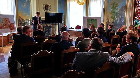 René Verhulst, voorzitter Regio Foodvalley, heet de genodigenden welkom in het Oude Stadhuis Nijkerk.