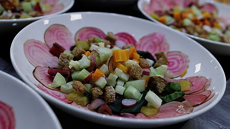 Eindresultaat, verse salade met rode biet, verse groenten en croutons.