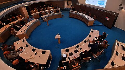 presentatie voor de raadsleden wordt gehouden in de raadszaal van gemeentehuis Ede. 