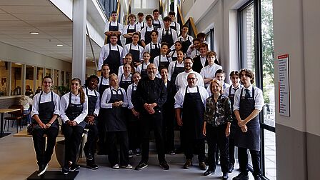 Groepsfoto met de studenten, de kok en docent