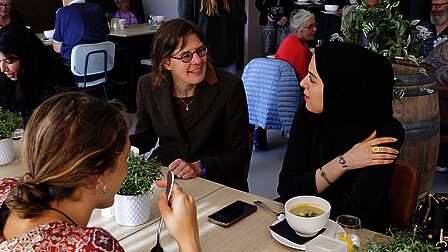 Wethouder Maud Hulshof luncht samen met de buurtbewoners. 