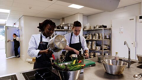 Studenten Vakschool Wageningen zijn aan het koken met gered voedsel.