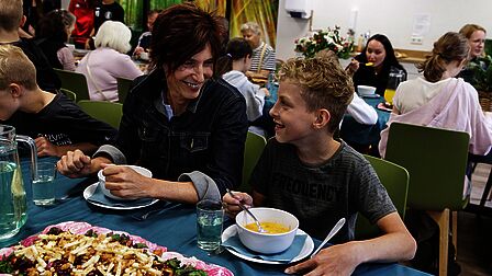 Wethouder Audrey Rohen luncht samen met basisschoolleerlingen.