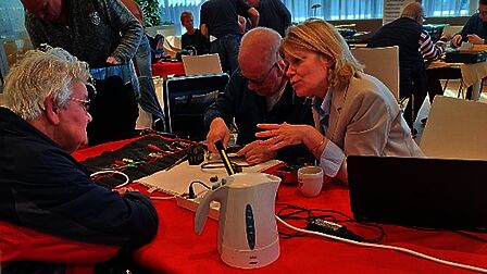 Repair Club Raadhuis Nijkerk met waarnemend wethouder Marianne Klein