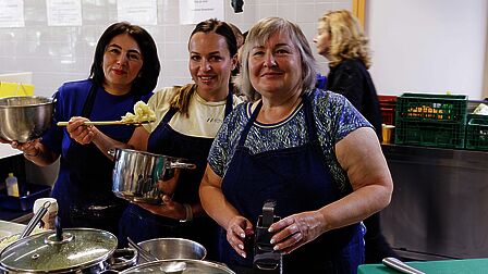 Oekraiense dames koken ook mee in de keuken van het VMBO Nijkerk.